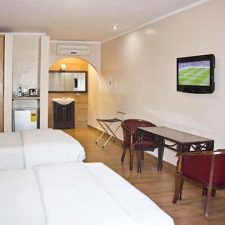 Tropical Enclave Hotel Άκρα Εξωτερικό φωτογραφία