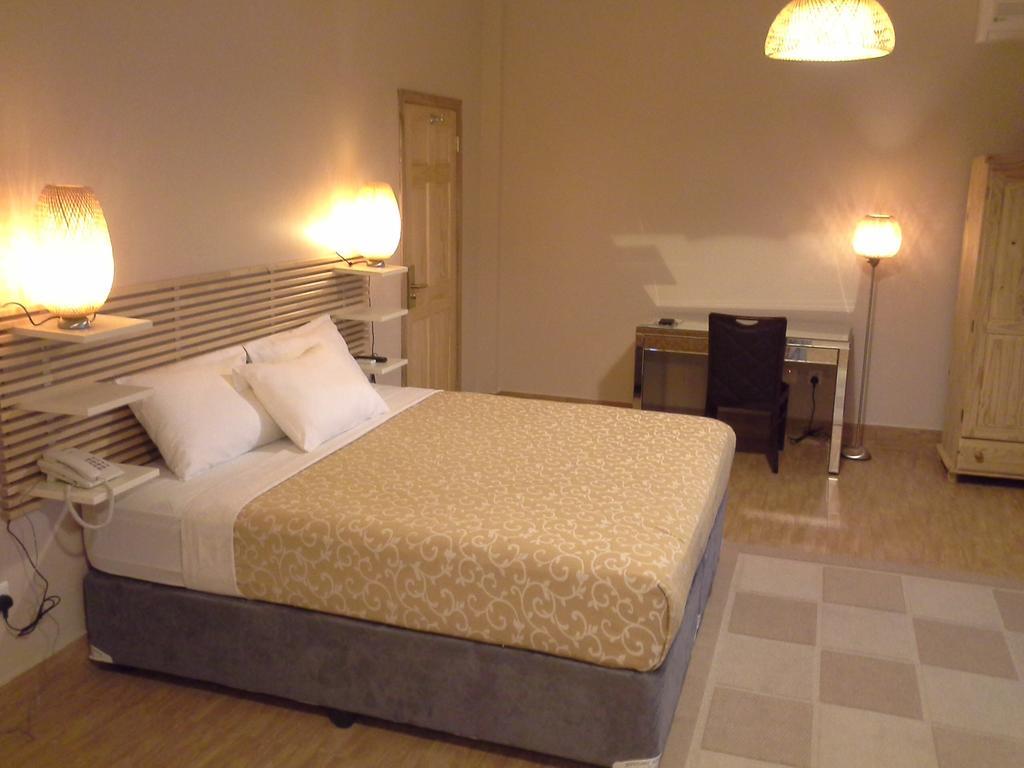 Tropical Enclave Hotel Άκρα Δωμάτιο φωτογραφία