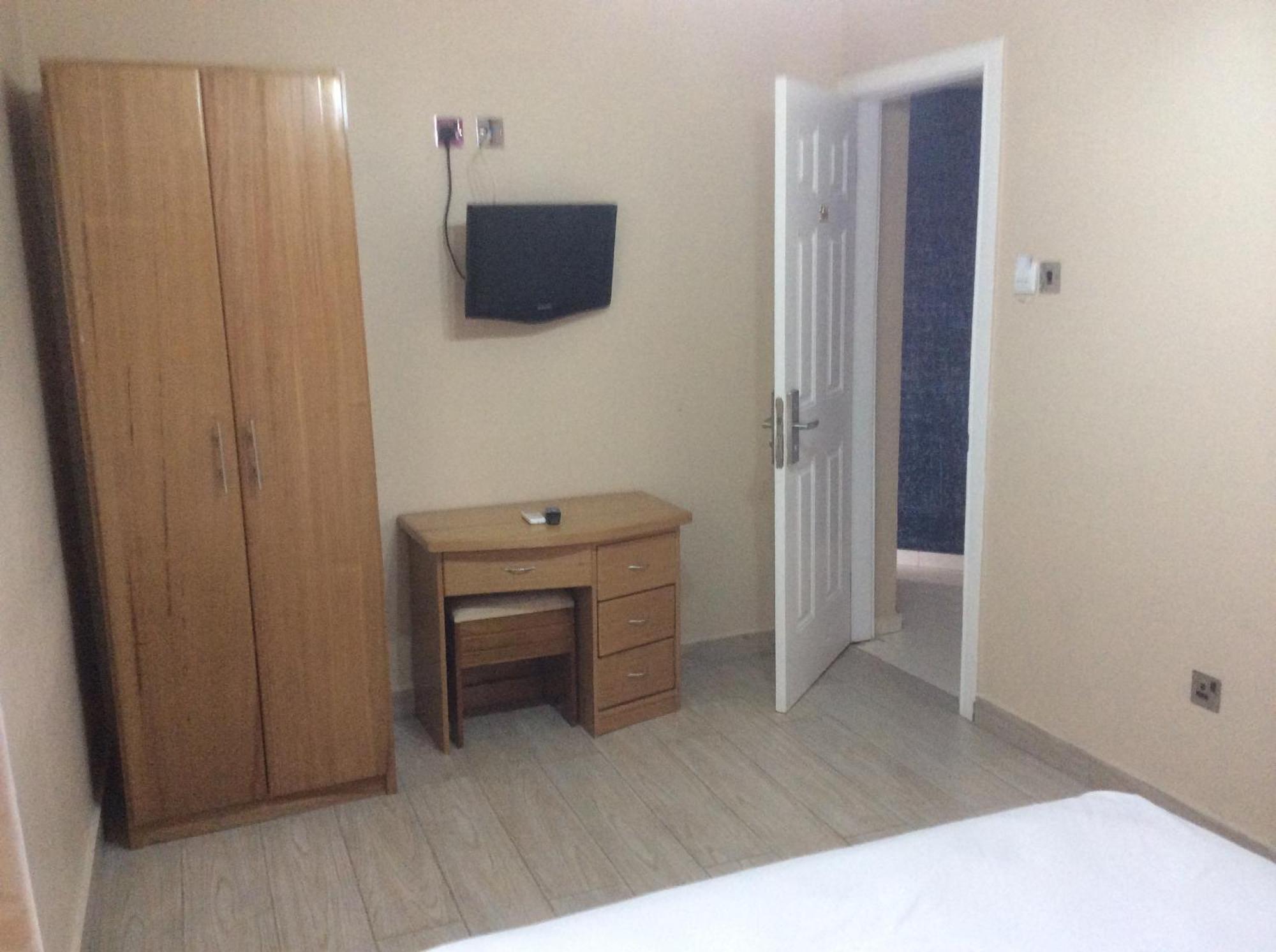 Tropical Enclave Hotel Άκρα Δωμάτιο φωτογραφία